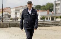 Marcelino Mart�nez Cao pasea por la playa de Ares, donde dio sus primeras patadas a un bal�n. 