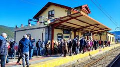 Los participantes en la protesta se congregaron unos minutos en el and�n de la estaci�n de San Clodio