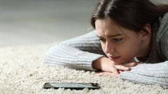 Imagen de archivo de una joven pendiente de su telfono mvil.