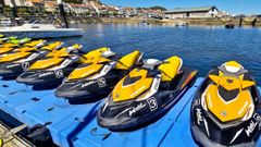 Motos acu�ticas de alquiler en el puerto deportivo de Baiona, a principios de julio del 2024.