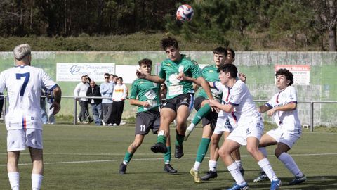 Jugada del choque entre el Fisterra y el Praa en el Ara Solis (0-5).