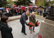 El l�der de UGT en Ourense y el candidato del PSOE, en la ofrenda floral a Pablo Iglesias. 