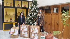 Carla Garc�a, subdirectora de Tratamento del Centro Penitenciario de Pereiro, y la cncejala de Asuntostos Sociais de Barbad�s, Elisabet Gonz�lez, cos lotes de alimentos