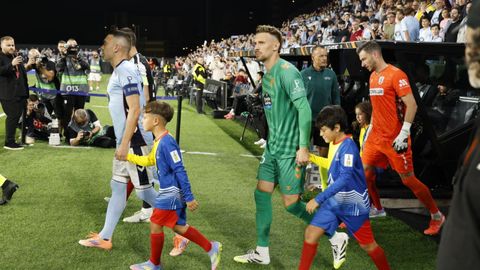 Iago Aspas y Ionut Andrei Radu, saliendo al campo en un partido del Celta en Europa League en Bala�dos en la presente temporada.