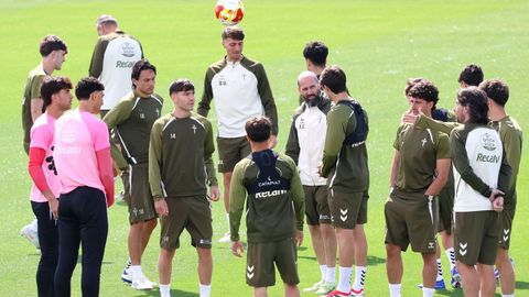 Futbolistas y cuerpo t�cnico del Celta Fortuna, en un entrenamiento.