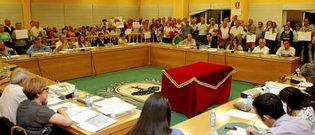 El p�blico, el m�s concurrido en la historia reciente de la corporaci�n, abarrot� el sal�n de sesiones. 