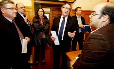 Los l�deres municipales departieron un rato en el sal�n de plenos antes del inicio de la sesi�n.