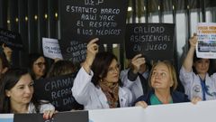 Concentraci�n de m�dicos durante la huelga en contra del estatuto marco en el Chuac