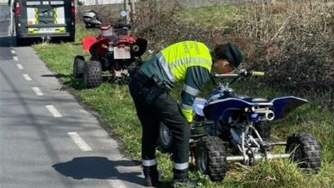 La Guardia Civil, revisando los quads.
