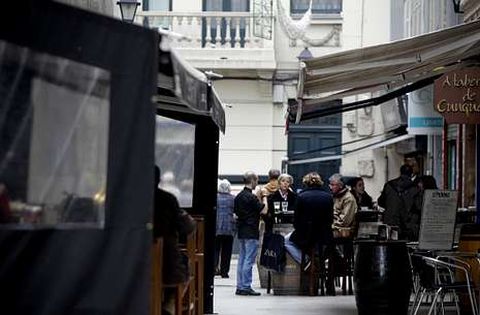 Terrazas de varios establecimientos de hosteler�a instaladas en la calle de la Estrella.