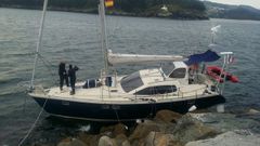 La embarcaci�n garre�, arrastrada por el viento, y var� en la punta del espig�n