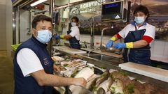 Kiko Lage, en los puestos de la plaza de abastos de Viveiro, donde Chavinesa vende una pequea parte del milln de kilos de productos del mar frescos que distribuye al ao en Espaa y Portugal