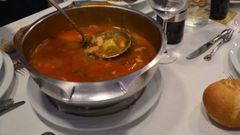 El pote de Antroxu se caracteriza por ser m�s contudente, con extra de compango y otros productos de la matanza.