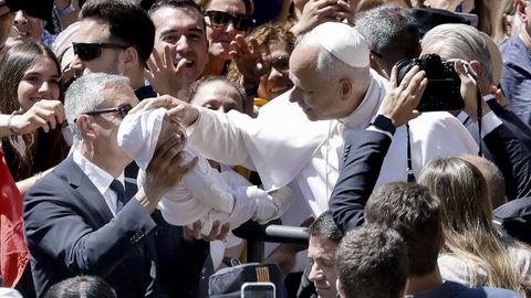 El papa Le�n XIV bendice a un beb� a su llegada a la Abad�a de Nuestra Se�ora de Montserrat.