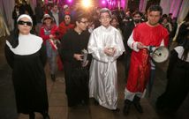 El Aula de Teatro de Carballo invit� al papa Francisco a oficiar el Enterro da Sardi�a. 
