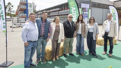 Foto de familia de los fundadores de Elmega con la segunda generaci�n al frente de la firma, en presencia de la conselleira Mar�a Jos� G�mez