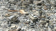 Vuelve la nociva moda de apilar piedras en As Catedrais