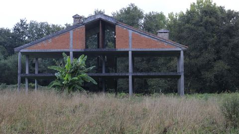 Obra de una vivienda parada en el trmino municipal de Teo.