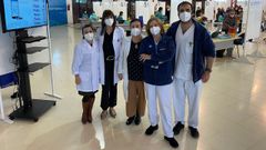  Pilar Oceja, subdirectora de Atenci�n Hospitalaria; Bego�a Vidal, subdirectora de Primaria; (en el centro) Isabel Campos, directora de Enfermer�a; a la derecha, Pilar y Gonzalo, miembros del equipo de vacunaci�n 