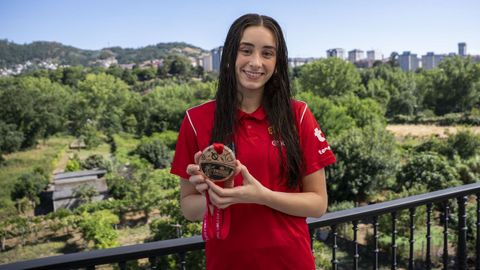 Inés Sotelo luce orgullosa la medalla de bronce del Campeonato del Mundo sub-19 de baloncesto