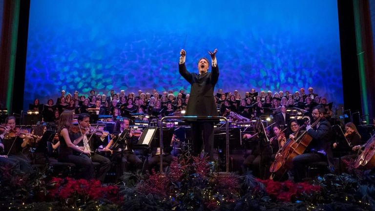 La orquesta est� dirigida por Fernando Furones.