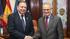 El candidato del PP a la presidencia del Principado, Diego Canga (d), y el alcalde de Oviedo, Alfredo Canteli (i), al inicio de la reuni�n que mantuvieron este lunes en el Ayuntamiento de Oviedo