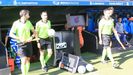 El tro arbitral del Deportivo-Real Oviedo pasa al lado de la pantalla del VAR