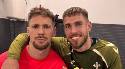 Radu y Mingueza, en el vestuario del Celta tras vencer al Lille.
