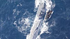 Una z�diac lusa en el momento del primer abordaje.