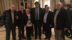 El embajador espa�ol, Carlos Bastarreche (tercero por la derecha), con un grupo de gallegos