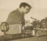 Ricardo, no torno do taller nunha foto dos comezos. 