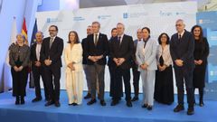 Alfonso Rueda y el conselleiro de Sanidade, en el centro de la imagen, junto al resto de los investigadores y representantes del Sergas, ayer tras la presentaci�n del nuevo centro, que pertenece a la red europea de excelencia para el tratamiento del c�ncer.