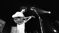 Frank Zappa, con su guitarra elctrica Gibson, en pleno concierto en el Gaumont Palace, en Pars, el 15 de diciembre de 1970. Una actuacin rompedora que hoy perfectamente podra firmar el tro de jazz Medeski, Martin & Wood.