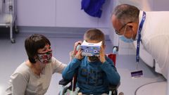 Un nio prueba las gafas de realidad virtual en el Hospital Vall D`Hebron