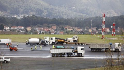 Los baches forzaron las obras en Vigo. Tres incidencias sucesivas en el firme de Peinador que obligaron a suspender diversos vuelos, llevaron en el 2024 a renovar toda su pista. 