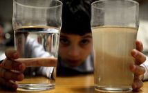 Agua de la tra�da (derecha) y mineral en el largo episodio de turbidez en Vigo en enero del 2011.