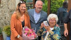 Pastora Castro, que cumpli� 101 a�os, muestra en su casa de Sueiro el regalo que le llevaron el alcalde y una concejala del ayuntamiento de Culleredo con motivo de su cumplea�os.