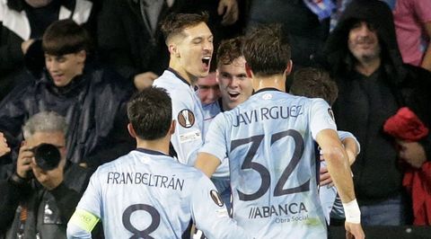 Swedberg, en la celebracion del gol de Bryan Zaragoza para el Celta ante el Bolonia.