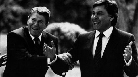 6 de mayo de 1985. Ronald Reagan y Felipe Gonz�lez bromean con los fot�grafos en los jardines de la Moncloa