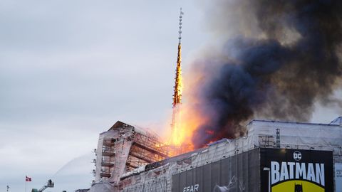 Incendio en el edificio de la antigua Bolsa de Copenhague