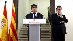 El presidente de la Generalitat de Catalua, Carles Puigdemont, y el presidente del Gobierno, Mariano Rajoy, durante la declaracin institucional tras la reunin del gabinete de crisis