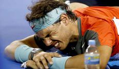 Nadal con gestos de dolor mientras es atendido por el fisio.