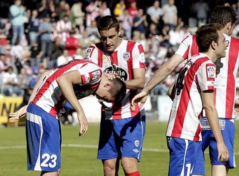 Seoane, felicitando a Iago D�az por su gol ante el Almer�a; junto a ellos, H�ctor Font.