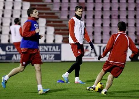 Vincenzo Rennella, en el centro entre �lvaro Pe�a y el capit�n Manu.