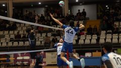 Janluar Figueroa, a punto de impactar con la pelota en el partido contra el Galdakao.