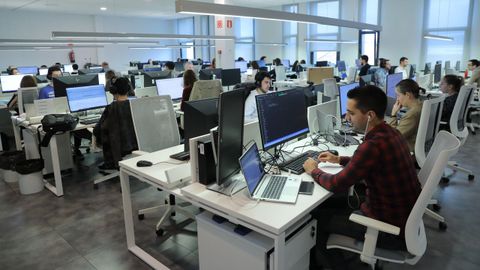 Trabajadores de Altia en la sede de la empresa en Oleiros (A Coru�a).