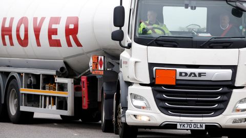 Un cami�n cisterna con combustible en Hemel Hempstead (Reino Unido)