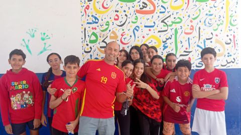 Manuel �lvarez, con parte de su alumnado en Marruecos