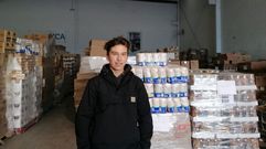 Joel Vila compagina las clases y los entrenamientos de f�tbol para repartir en el Banco de Alimentos