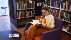 Una usuaria lee un libro en la biblioteca del F�rum Metropolitano.